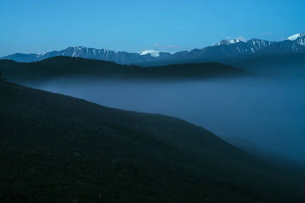 Paisaje Montañas Atmosféricas Con Niebla Densa Gran Cima Montaña Nieve — Foto de Stock