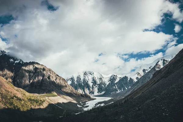 Schöne Berglandschaft Mit Gletscherzunge Und Tollen Schneebedeckten Bergen Sonnenlicht Wolkenverhangenen — Stockfoto