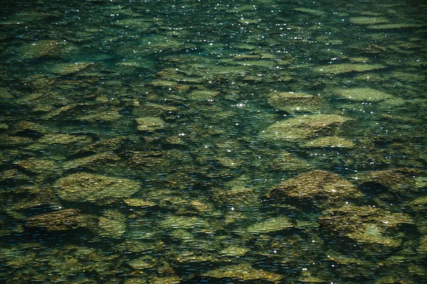 Ondulação Meditativa Muitas Luzes Refletidas Lago Montanha Verde Fundo Relaxante — Fotografia de Stock