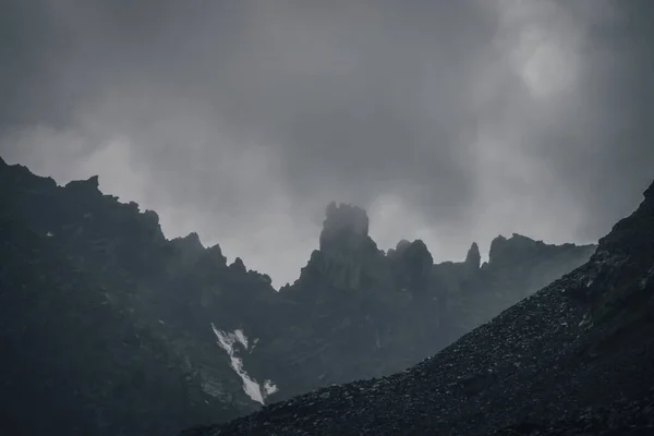 Dark Atmospheric Mountain Landscape Black Pointy Rocky Peak Gray Cloudy — Stock Photo, Image
