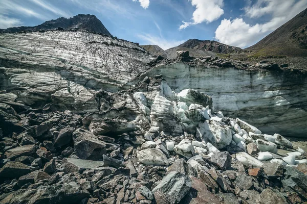 Scenic Berglandschap Met Grote Gletsjer Hoge Top Zonnige Dag Geweldige — Stockfoto
