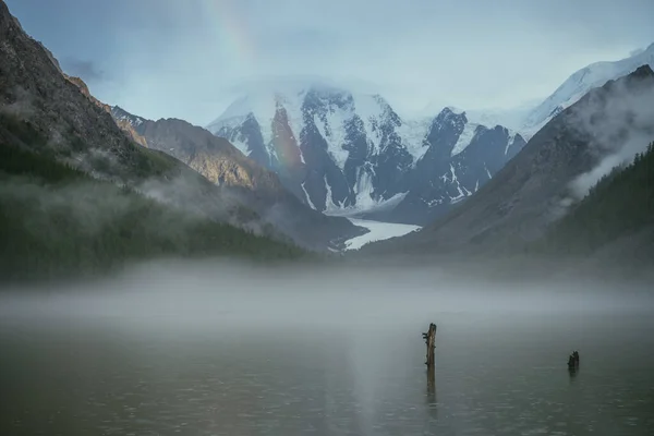 Paisaje Alpino Atmosférico Con Lago Montaña Niebla Montañas Nevadas Con — Foto de Stock