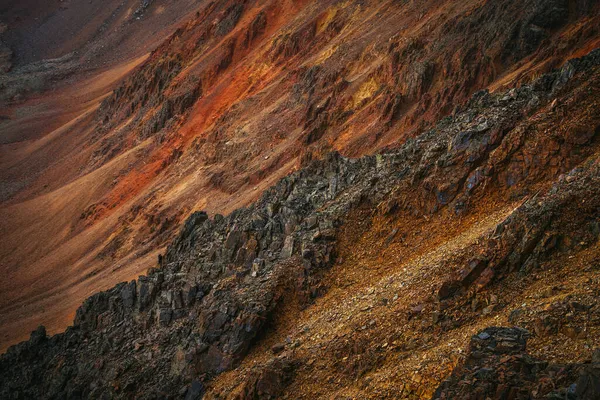 五彩山风景秀丽的自然景观背景 五彩斑斓的天然背景是杂乱无章的岩石 五彩缤纷 色彩鲜明的巨石 漂亮的红色橙色金黄色岩石 Motley山的闭塞 — 图库照片
