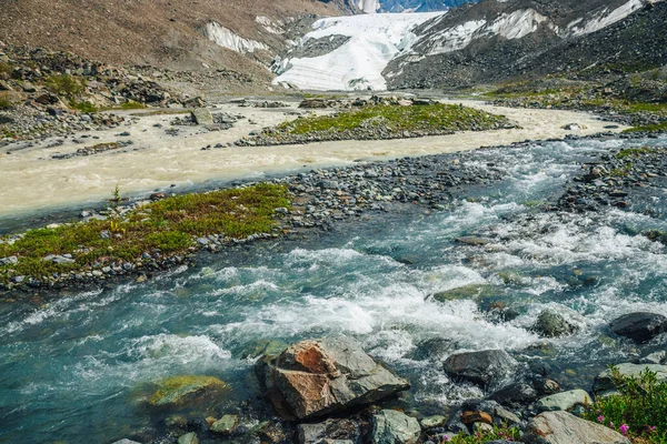 Sonnige Alpine Landschaft Mit Dem Zusammenfluss Zweier Verschiedener Gebirgsflüsse Schöne — Stockfoto