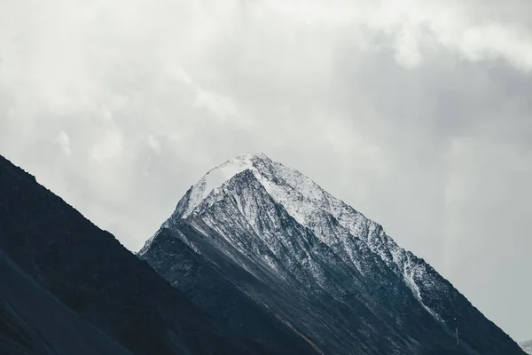 Темно Атмосферный Пейзаж Высокой Черной Скалистой Вершиной Горы Снегом Облачном — стоковое фото