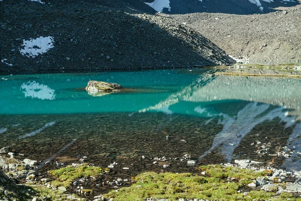 Roccia Nel Lago Montagna Turchese Montagna Innevata Riflessa Azzurro Acqua — Foto Stock