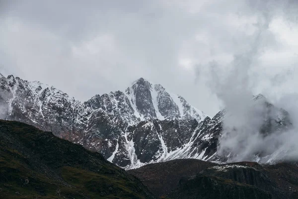 Атмосферный Альпийский Ландшафт Большой Вершиной Горы Снегом Низких Облаках Драматические — стоковое фото