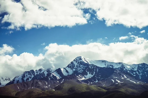 Paysage Montagneux Impressionnant Avec Sommet Enneigé Ensoleillé Parmi Les Nuages — Photo