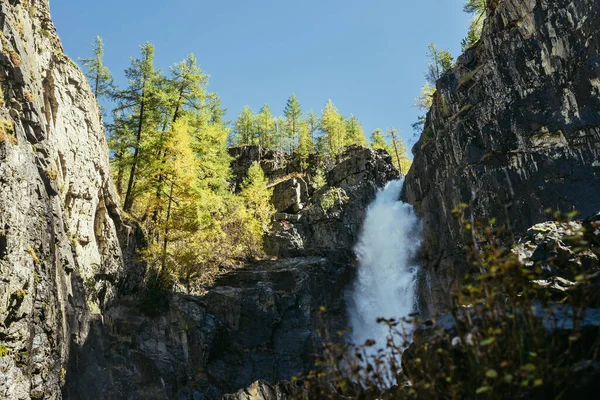 Natursköna Höstlandskap Med Vertikal Stor Vattenfall Och Gula Träd Bergstoppen — Stockfoto