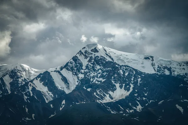 曇り空の下で大きな雪の山の尾根と劇的な山の風景 曇りの日に高い山脈と暗い大気高地の風景 灰色の雲の下で素晴らしい大きな山 — ストック写真