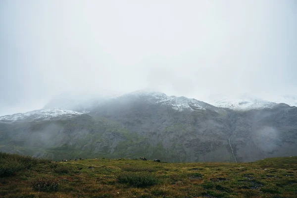 Paisaje Alpino Minimalista Con Montañas Nevadas Clima Nublado Bajo Lluvia —  Fotos de Stock