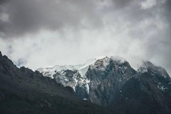 Karanlık Atmosferik Gerçeküstü Manzara Koyu Kayalık Dağ Tepesi Alçak Bulutlar — Stok fotoğraf