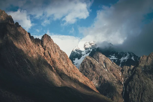 Paisaje Escénico Con Grandes Rocas Montañas Nevadas Luz Del Sol — Foto de Stock