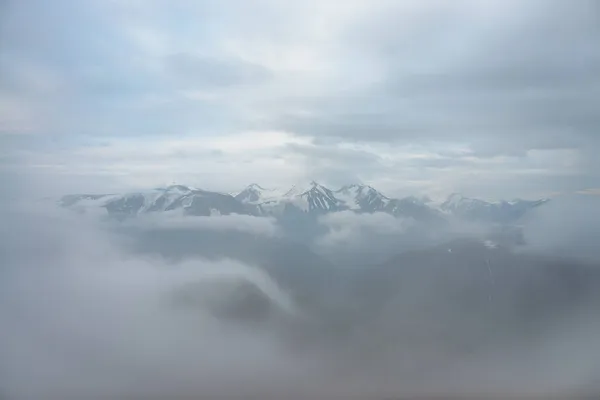 Maravilloso Paisaje Minimalista Con Tres Grandes Picos Nevados Sobre Nubes — Foto de Stock