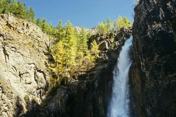 Natursköna Höstlandskap Med Vertikal Stor Vattenfall Och Gula Träd Bergstoppen — Stockfoto