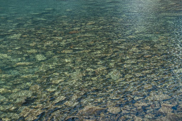 Schöne Natur Hintergrund Von Steinigen Boden Türkisfarbenem Transparentem Wasser Des — Stockfoto