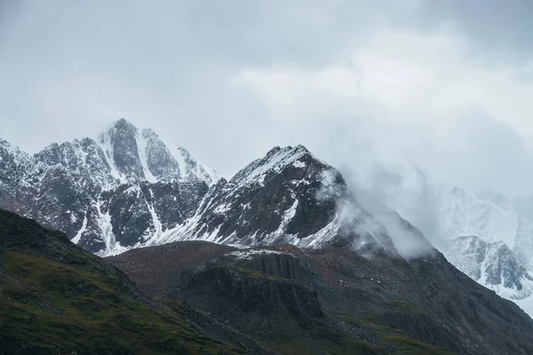 Atmosferico Paesaggio Alpino Con Grande Cima Montagna Con Neve Nuvole — Foto Stock