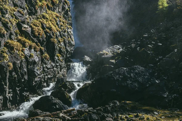 Horská Podzimní Krajina Vertikálním Velkým Vodopádem Vodním Mrakem Kapek Nad — Stock fotografie