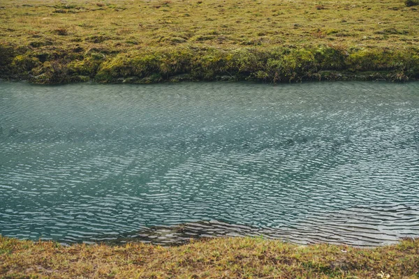 원시적 과노란 사이에 우거진 자연적 청록색맑은 황금빛 사이로 흐르고 호수가 — 스톡 사진