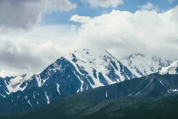 Impresionante Paisaje Montañas Con Alta Cordillera Nevada Entre Nubes Blancas — Foto de Stock