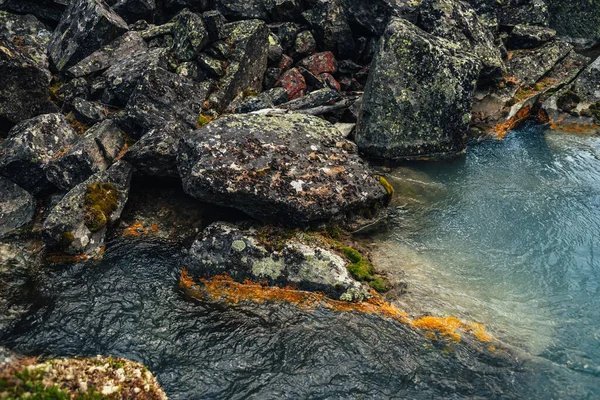 Живописный Природный Фон Бирюзового Прозрачного Ручья Воды Среди Скал Мхом — стоковое фото