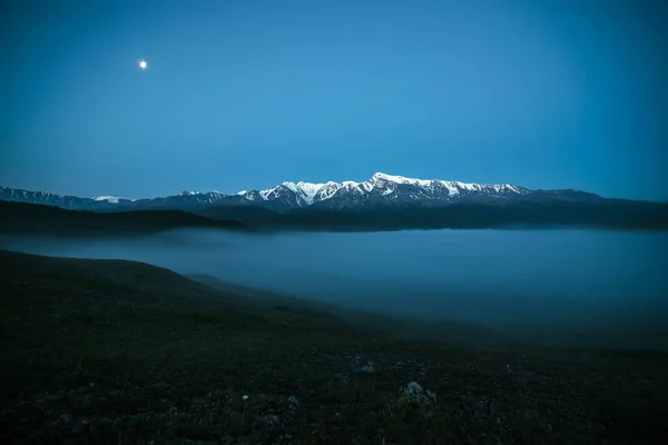 Ατμοσφαιρικό Τοπίο Βουνά Πυκνή Ομίχλη Και Μεγάλη Κορυφή Βουνό Χιόνι Εικόνα Αρχείου