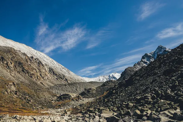 Impresionante Paisaje Alpino Con Rocas Oscuras Altas Montañas Cubiertas Nieve — Foto de Stock
