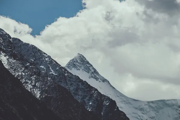 Atmosfäriskt Bergslandskap Med Hög Snöig Topp Molnig Himmel Blekta Toner — Stockfoto