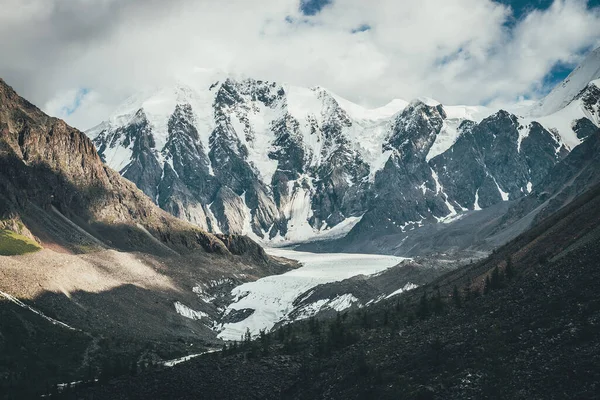 Prachtig Berglandschap Met Gletsjertong Grote Besneeuwde Bergen Het Zonlicht Bewolkte — Stockfoto