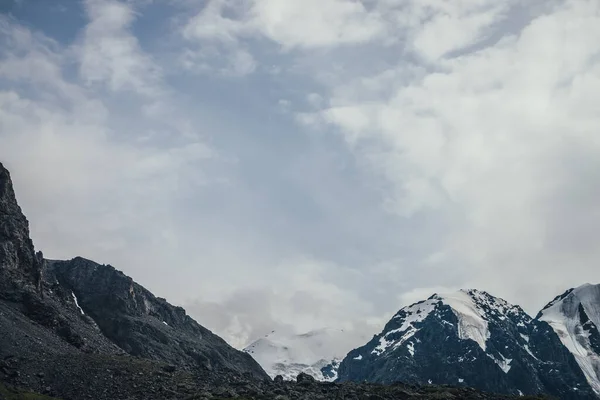 Огромный Горный Ландшафт Большой Снежной Вершиной Облачном Небе Атмосферные Пасмурные — стоковое фото