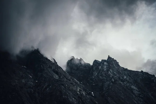 Σκούρο Ατμοσφαιρικό Τοπίο Μαύρο Βραχώδη Ορεινό Τοίχο Γκρι Συννεφιασμένο Ουρανό — Φωτογραφία Αρχείου