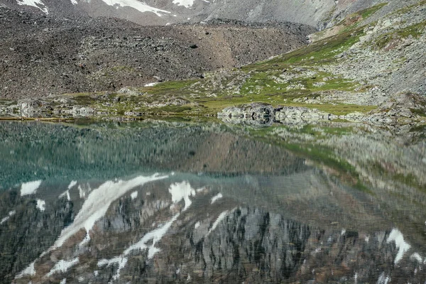 Sněžná Hora Odrážela Průzračné Vodě Ledovcového Jezera Krásná Slunná Krajina — Stock fotografie