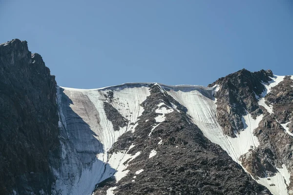 Minimum Dağ Manzarası Tepesinde Buzullar Karla Kaplı Güzel Bir Dağ — Stok fotoğraf