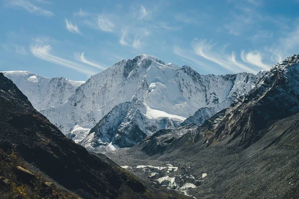 Alpská Slunná Krajina Vysokou Zasněženou Horou Vrcholkem Ledovcem Mezi Černými — Stock fotografie