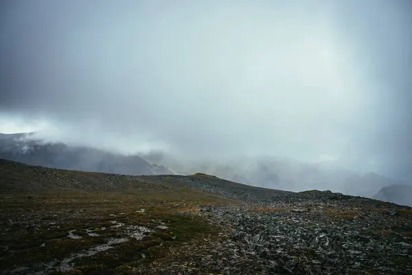 Ciemny Atmosferyczny Krajobraz Skraju Otchłani Wyżynach Niebezpieczne Góry Otchłań Wśród — Zdjęcie stockowe