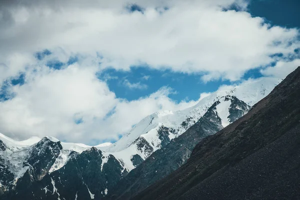 Огромный Горный Ландшафт Большой Снежной Вершиной Атмосферный Пейзаж Белоснежной Высокой — стоковое фото