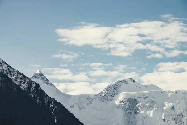 Minimalistiskt Alpint Landskap Med Högt Snötäckt Berg Med Snötäckta Toppar — Stockfoto