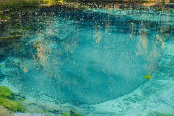 Colorato Sfondo Autunnale Con Lago Montagna Chiaro Con Riflesso Alberi — Foto Stock