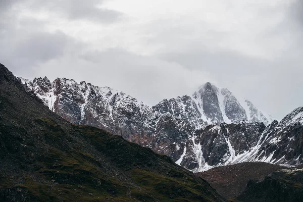 Sfeervol Alpenlandschap Met Grote Bergtop Met Sneeuw Lage Wolken Dramatische — Stockfoto