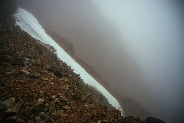 Мрачный Минималистский Туманный Горный Ландшафт Снежным Карнизом Над Пропастью Внутри — стоковое фото
