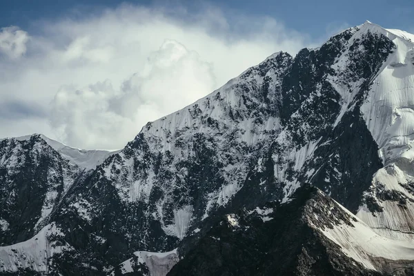 Impresionante Paisaje Montañas Con Cordillera Nevada Blanca Negra Bajo Cielo — Foto de Stock