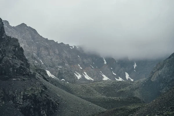 Paisagem Montanhosa Atmosférica Escura Com Nuvens Baixas Cinzentas Vale Escuro — Fotografia de Stock