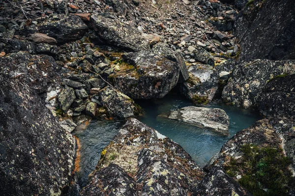 Fundo Natureza Cênica Turquesa Fluxo Água Clara Entre Rochas Com — Fotografia de Stock