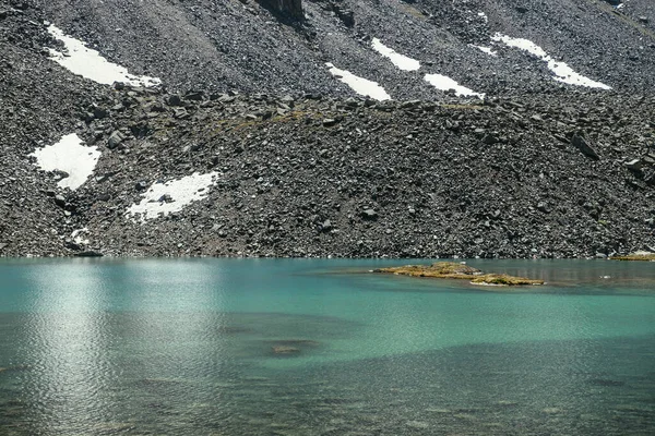 美丽的风景 绿松石山湖 阳光下碧绿的冰湖 多彩的阳光 清澈的水面 靠近石山的高山湖面 白雪连绵 冰川湖 — 图库照片