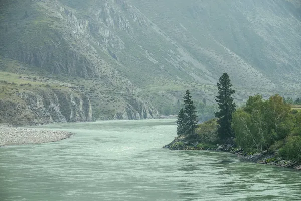 Hermoso Paisaje Montaña Brumoso Con Amplio Río Montaña Oscuro Verde —  Fotos de Stock