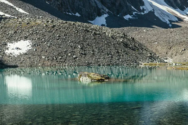 绿松石山湖 水清澈 底部石质 风景秀丽 岩石多苔藓 阳光下碧绿的冰湖 清澈水面上布满青苔的景色 — 图库照片