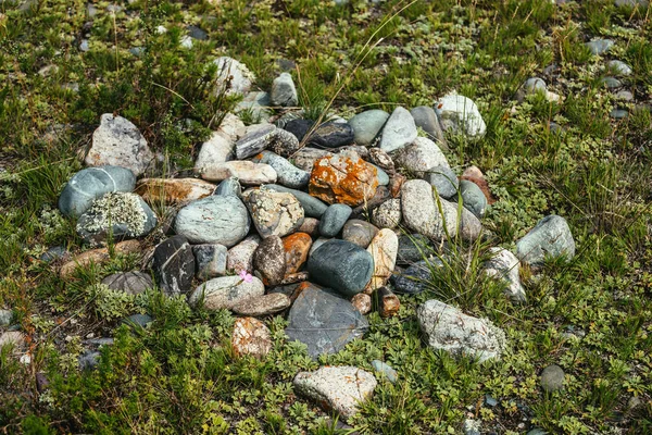 在绿草上堆积如山的苔藓和苔藓 艺术的背景 地面上有许多石头 阿尔泰异教徒公墓阿尔泰人古老的异教徒墓葬地 阿尔泰的异教徒仪式石头堆 — 图库照片