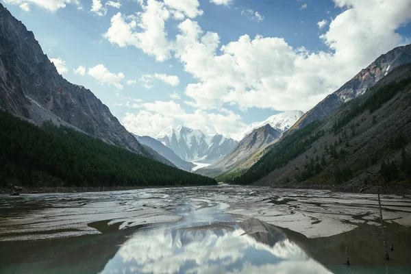 Malowniczy Alpejski Krajobraz Pięknym Płytkim Jeziorem Górskim Strumieniami Górskiej Dolinie — Zdjęcie stockowe