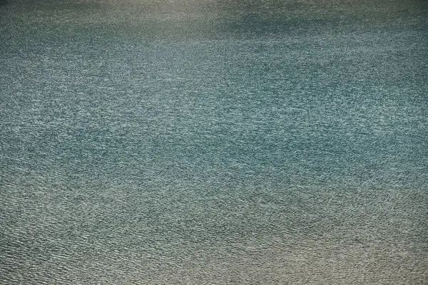 청색의 모양을 이루고 표면에는 명상적 물결이 자연은 호수의 배경이다 자연적으로 — 스톡 사진