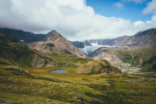 Paisagem Alpina Cênica Com Lago Montanha Vale Verde Iluminado Pelo Imagem De Stock